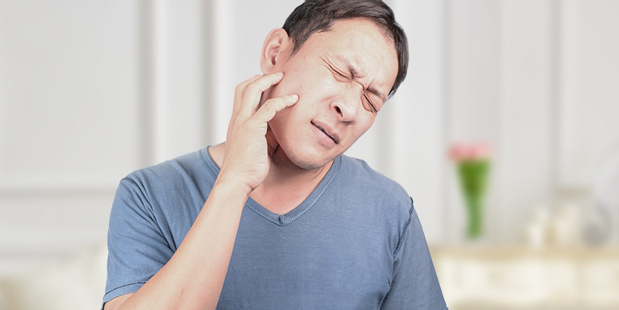 Man experiencing jaw pain.